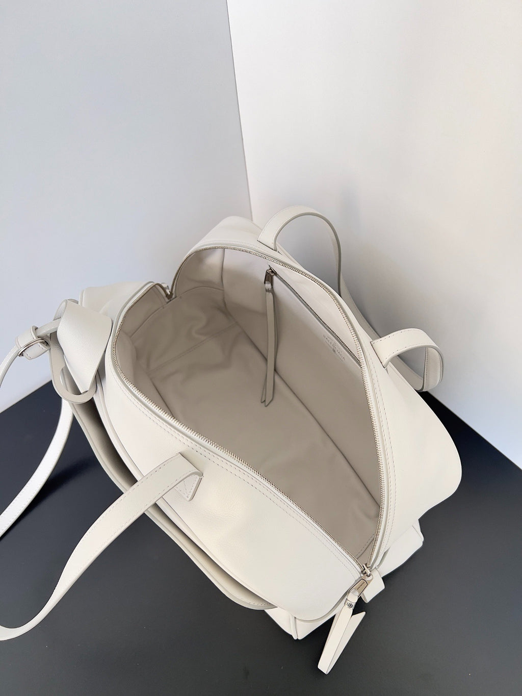 Edge Crossbody BL | Lorvien Maison Crossbody Bag