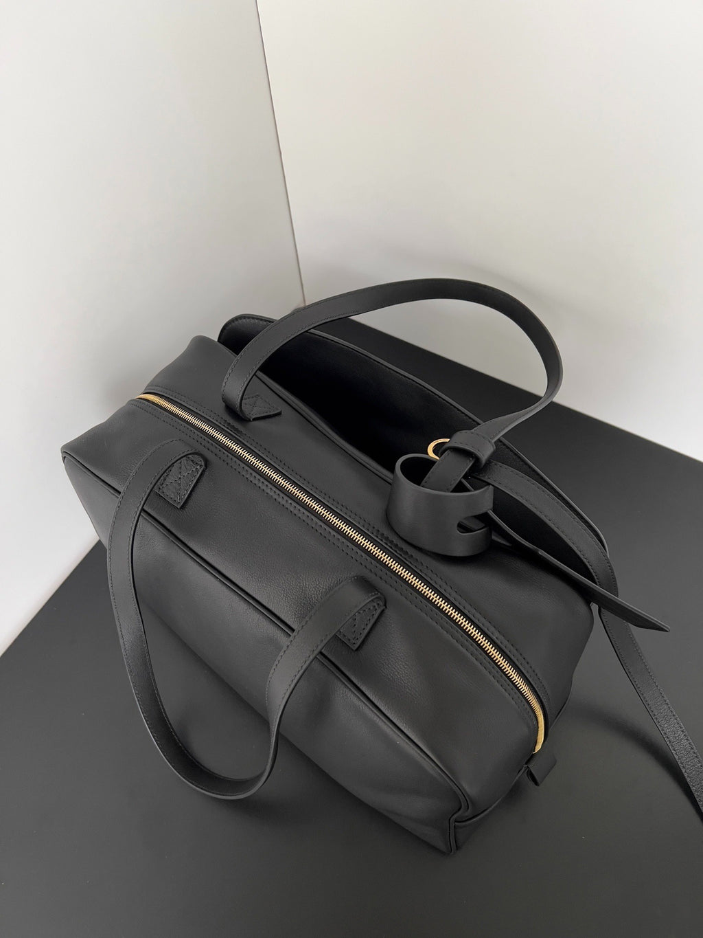 Edge Crossbody BL | Lorvien Maison Crossbody Bag