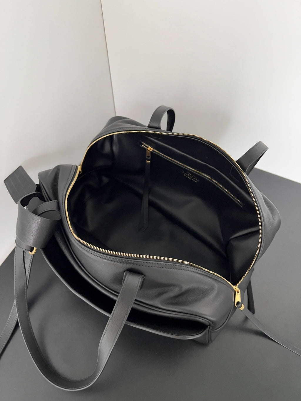 Edge Crossbody BL | Lorvien Maison Crossbody Bag