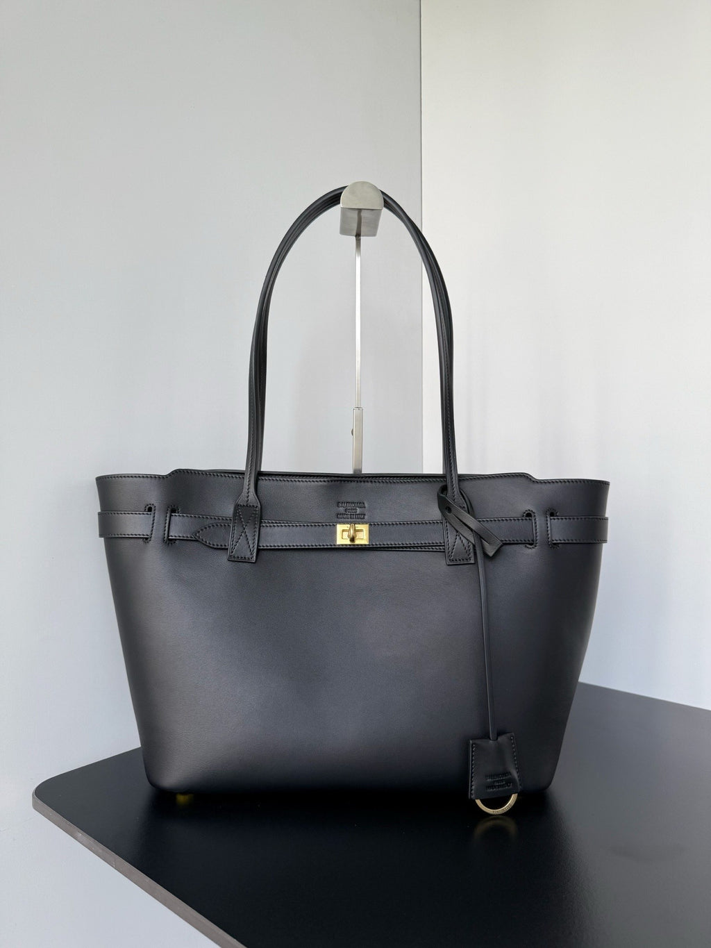 Urban Crossbody | Lorvien Maison Crossbody Bag
