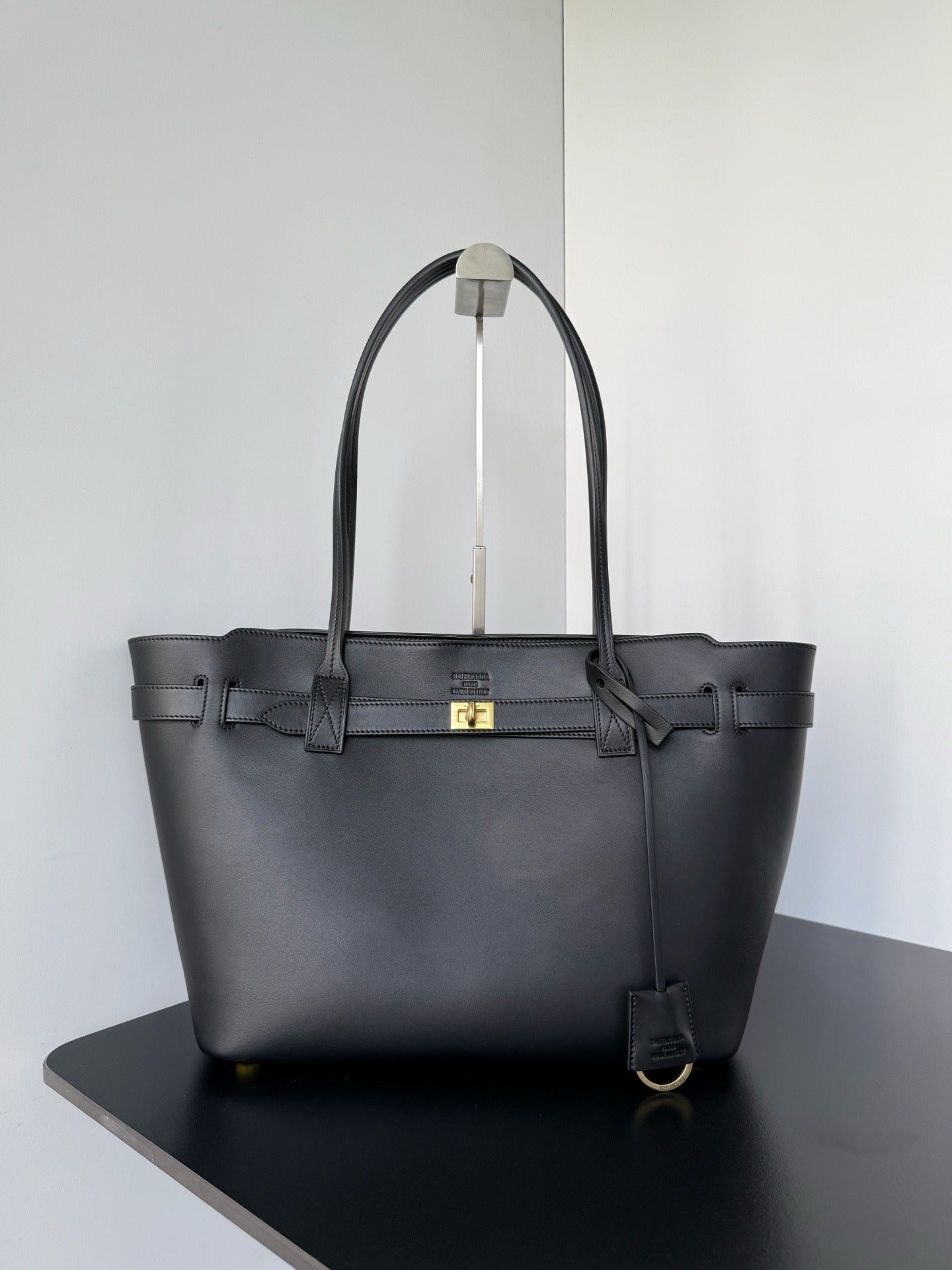 Urban Crossbody | Lorvien Maison Crossbody Bag