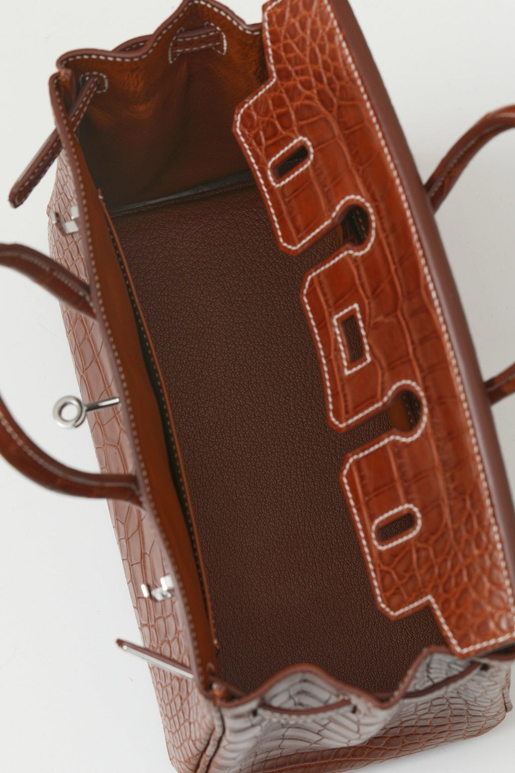 Classic mini bag with compact and sophisticated design for essentials