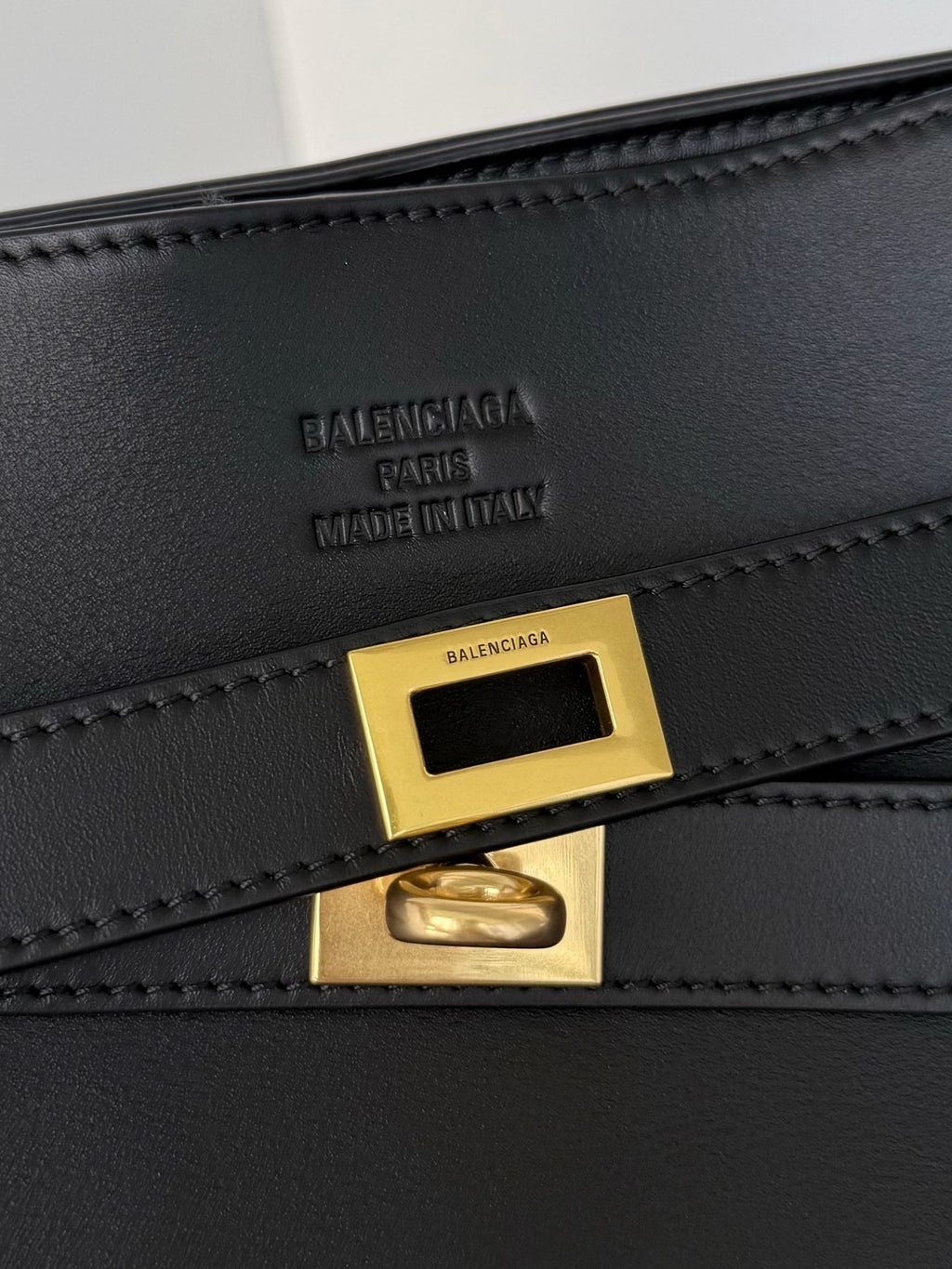Urban Crossbody | Lorvien Maison Crossbody Bag