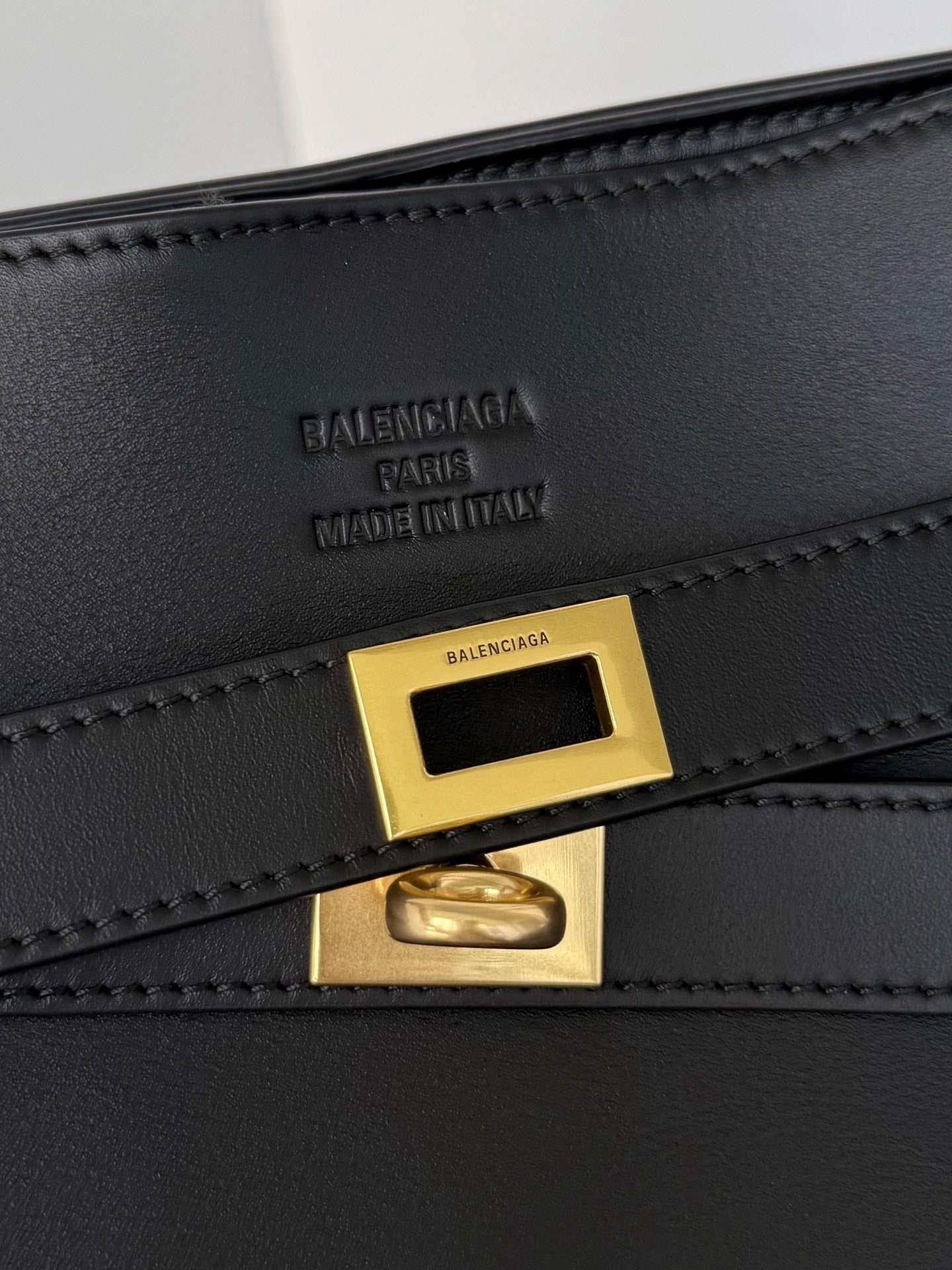Urban Crossbody | Lorvien Maison Crossbody Bag
