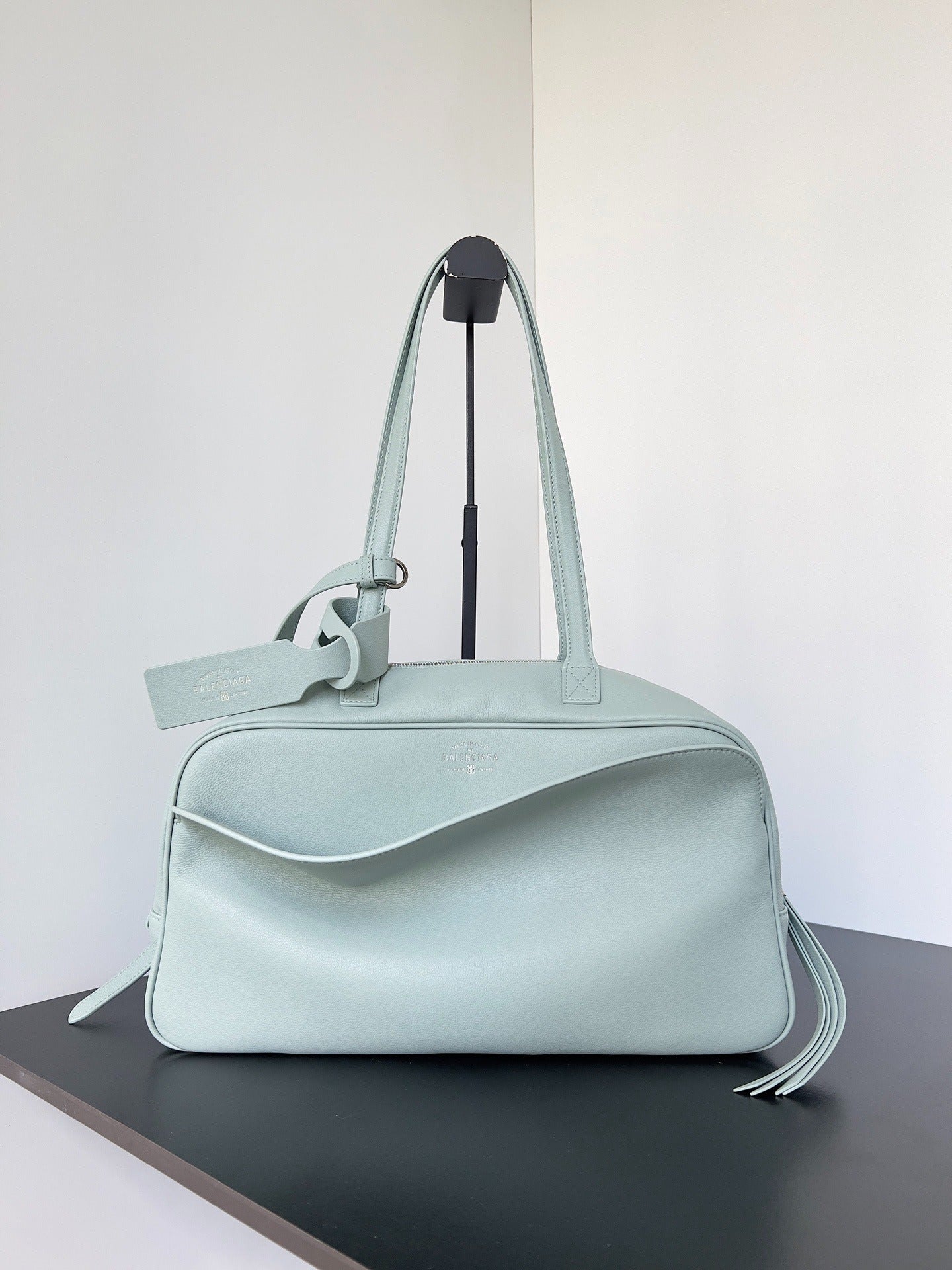 Edge Crossbody BL | Lorvien Maison Crossbody Bag