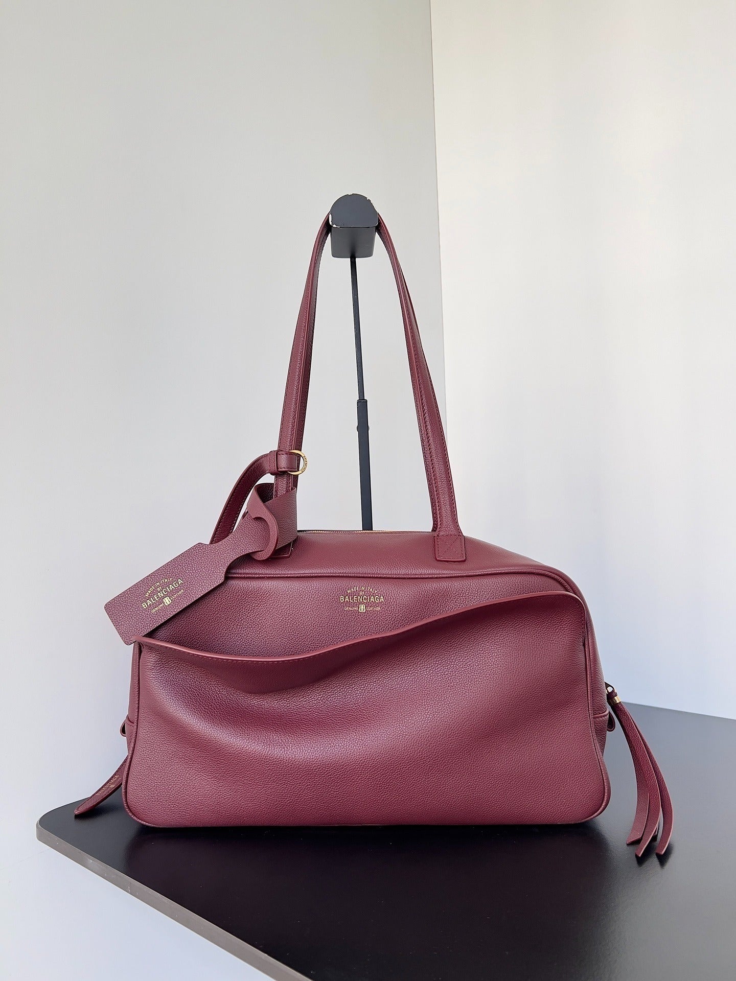 Edge Crossbody BL | Lorvien Maison Crossbody Bag