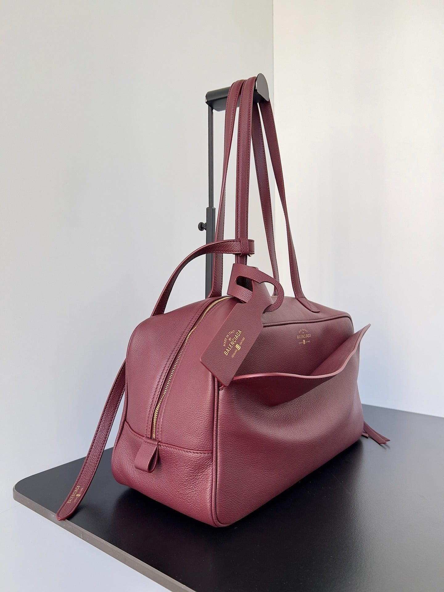 Edge Crossbody BL | Lorvien Maison Crossbody Bag