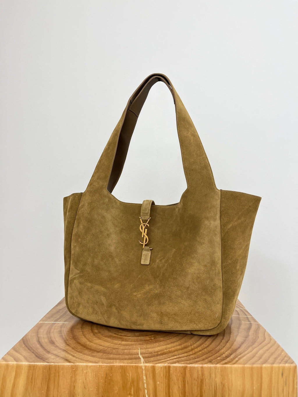 Refined Leather Tote bag with clean lines and premium materials
