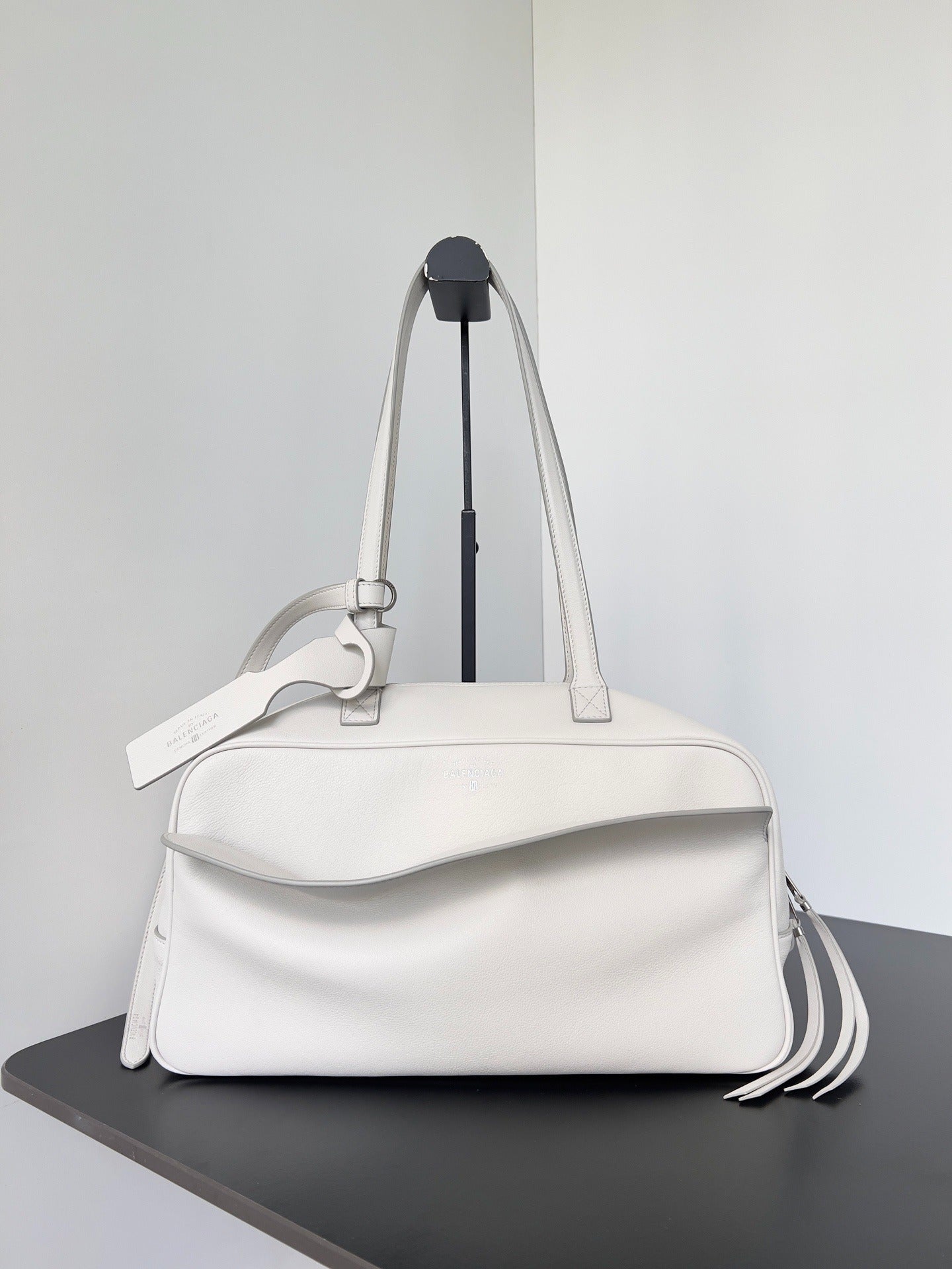 Edge Crossbody BL | Lorvien Maison Crossbody Bag