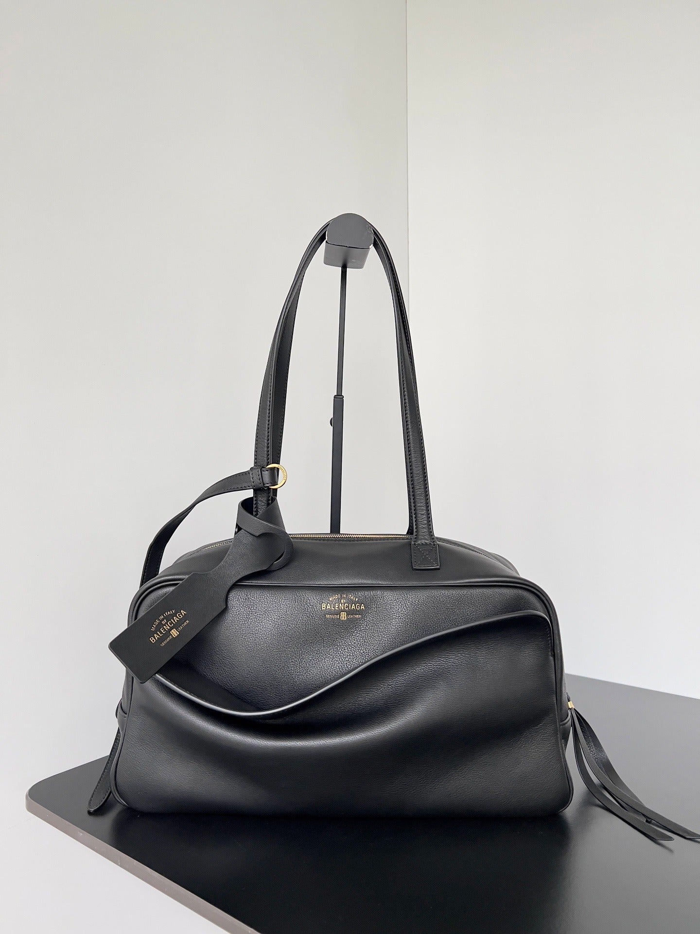 Edge Crossbody BL | Lorvien Maison Crossbody Bag
